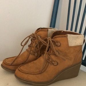 Brown/tan fashion boots.